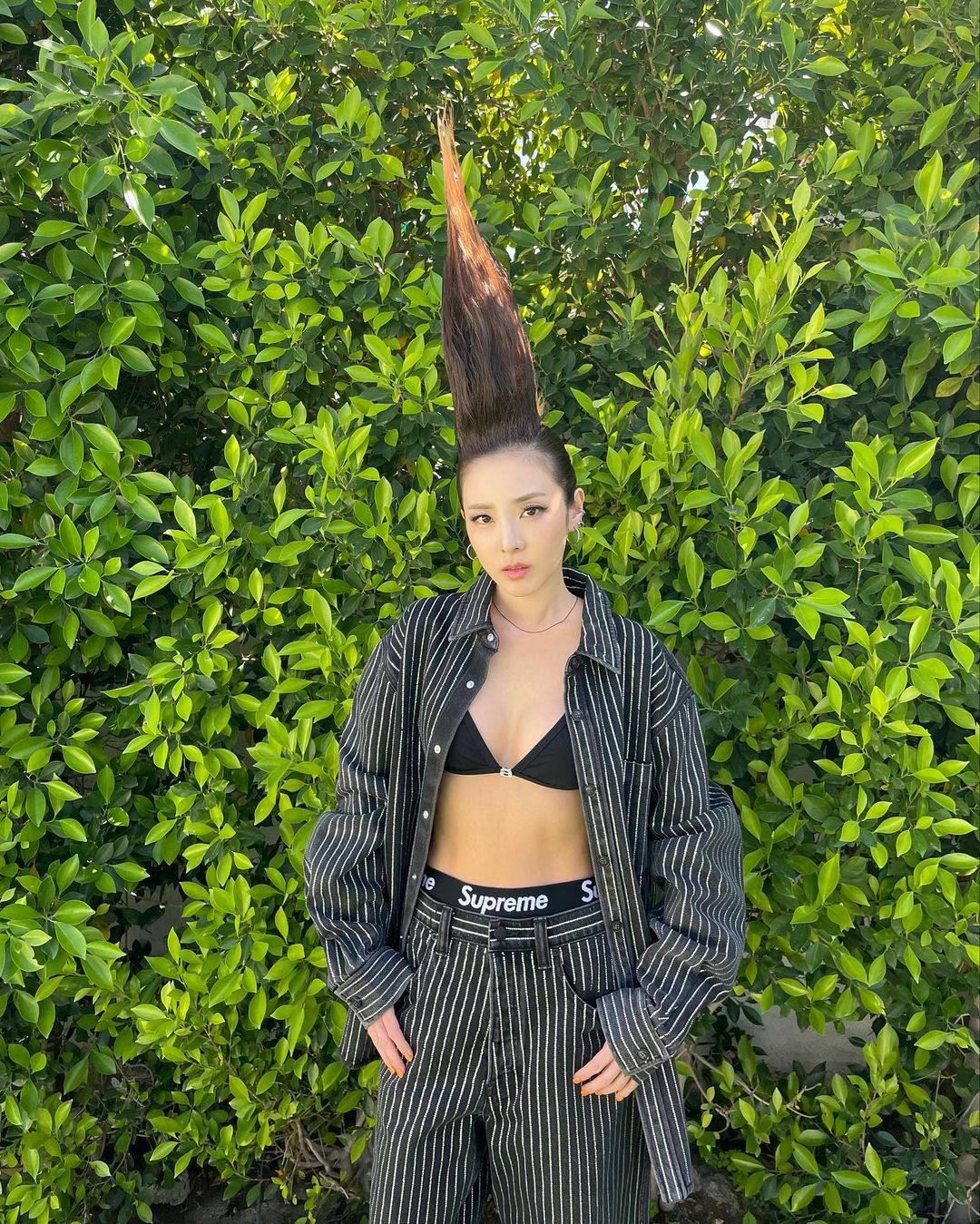 身穿低腰裤露出内裤Logo，这个曾被嫌土的搭配韩星现在都在穿