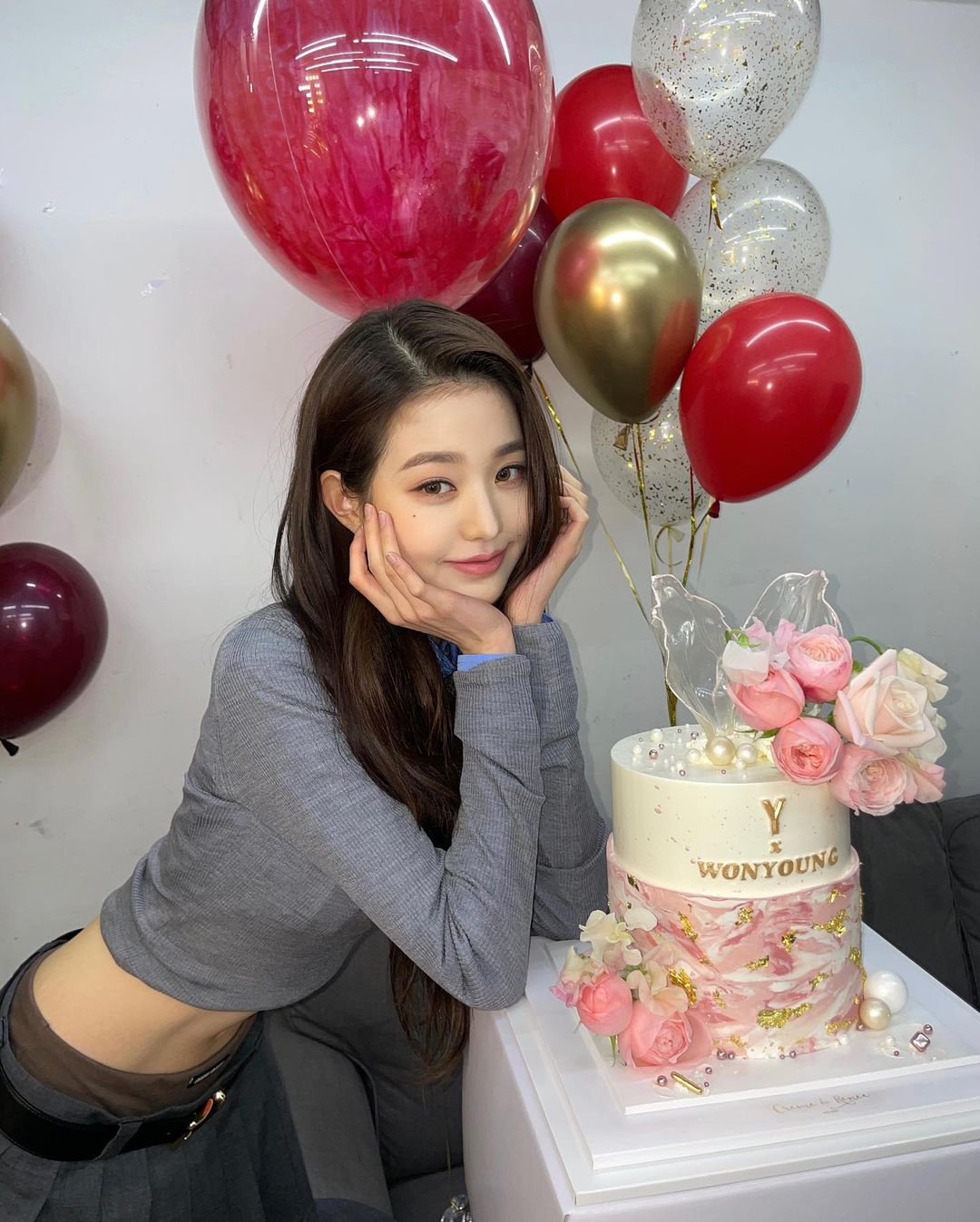 身穿低腰裤露出内裤Logo，这个曾被嫌土的搭配韩星现在都在穿