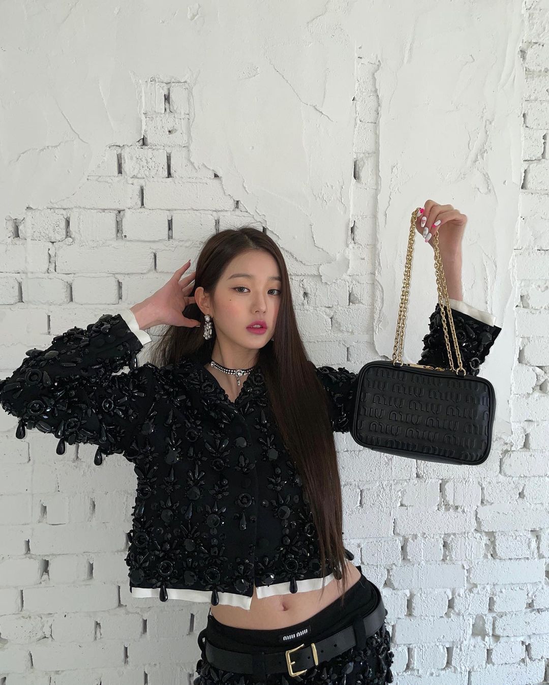 身穿低腰裤露出内裤Logo，这个曾被嫌土的搭配韩星现在都在穿