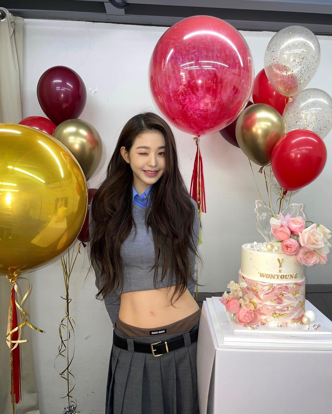 身穿低腰裤露出内裤Logo，这个曾被嫌土的搭配韩星现在都在穿