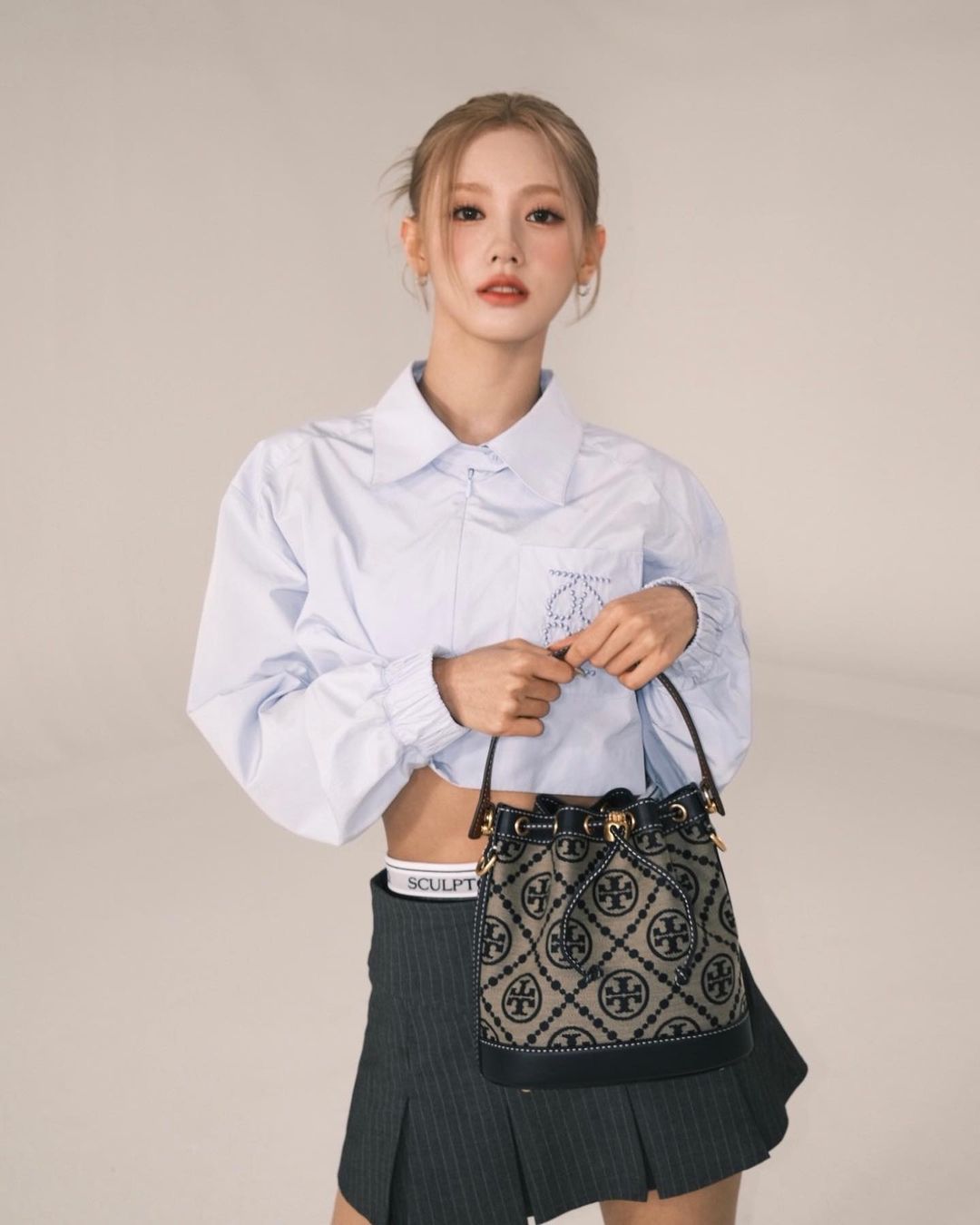 身穿低腰裤露出内裤Logo，这个曾被嫌土的搭配韩星现在都在穿