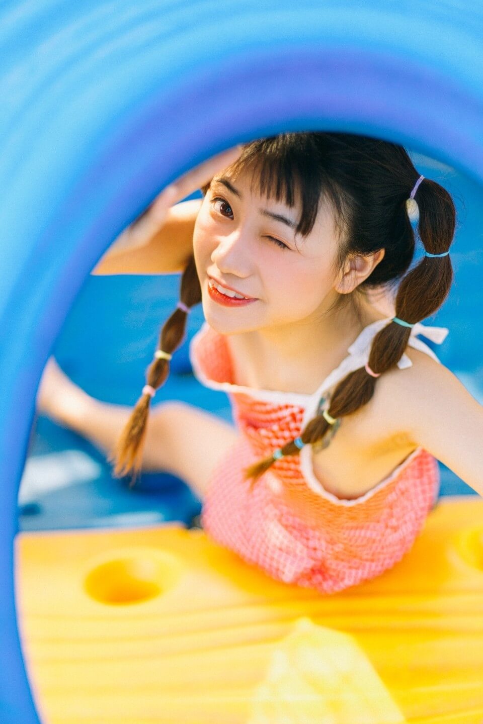 灯笼辫少女吊带格子裙俏皮可爱图片写真