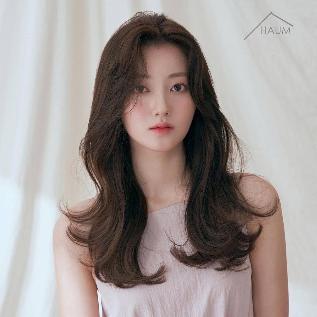 像刚睡醒时的慵懒随性，这才是长发烫卷的不二之选