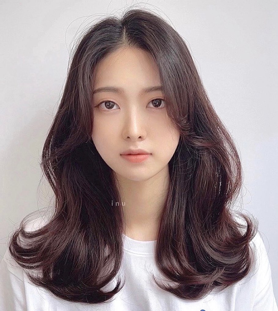 像刚睡醒时的慵懒随性，这才是长发烫卷的不二之选