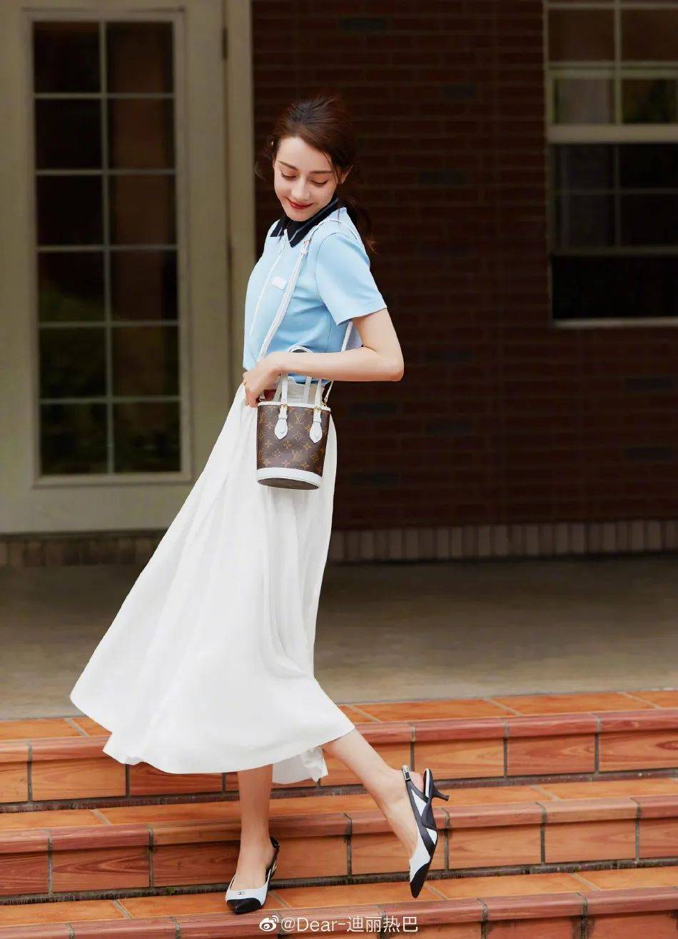 迪丽热巴穿长裙优雅靓丽！高扎马尾秒变温柔学姐
