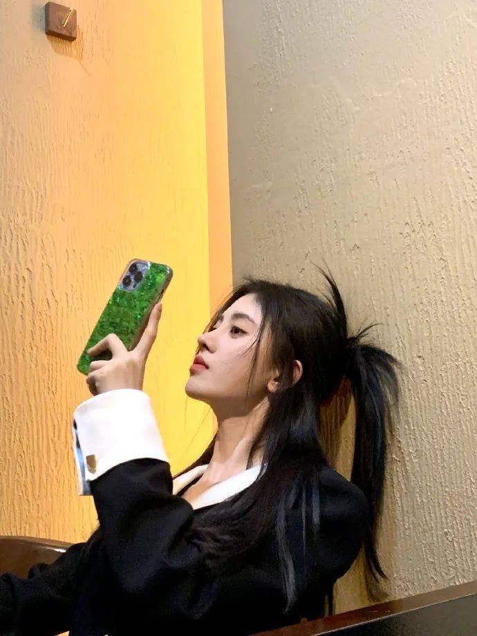 鞠婧祎穿黑色V领上衣超甜美！乌黑长发美艳动人