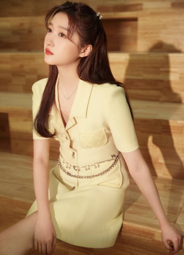关晓彤穿奶黄色西装裙好清纯，甜美得像个小公主让人心动