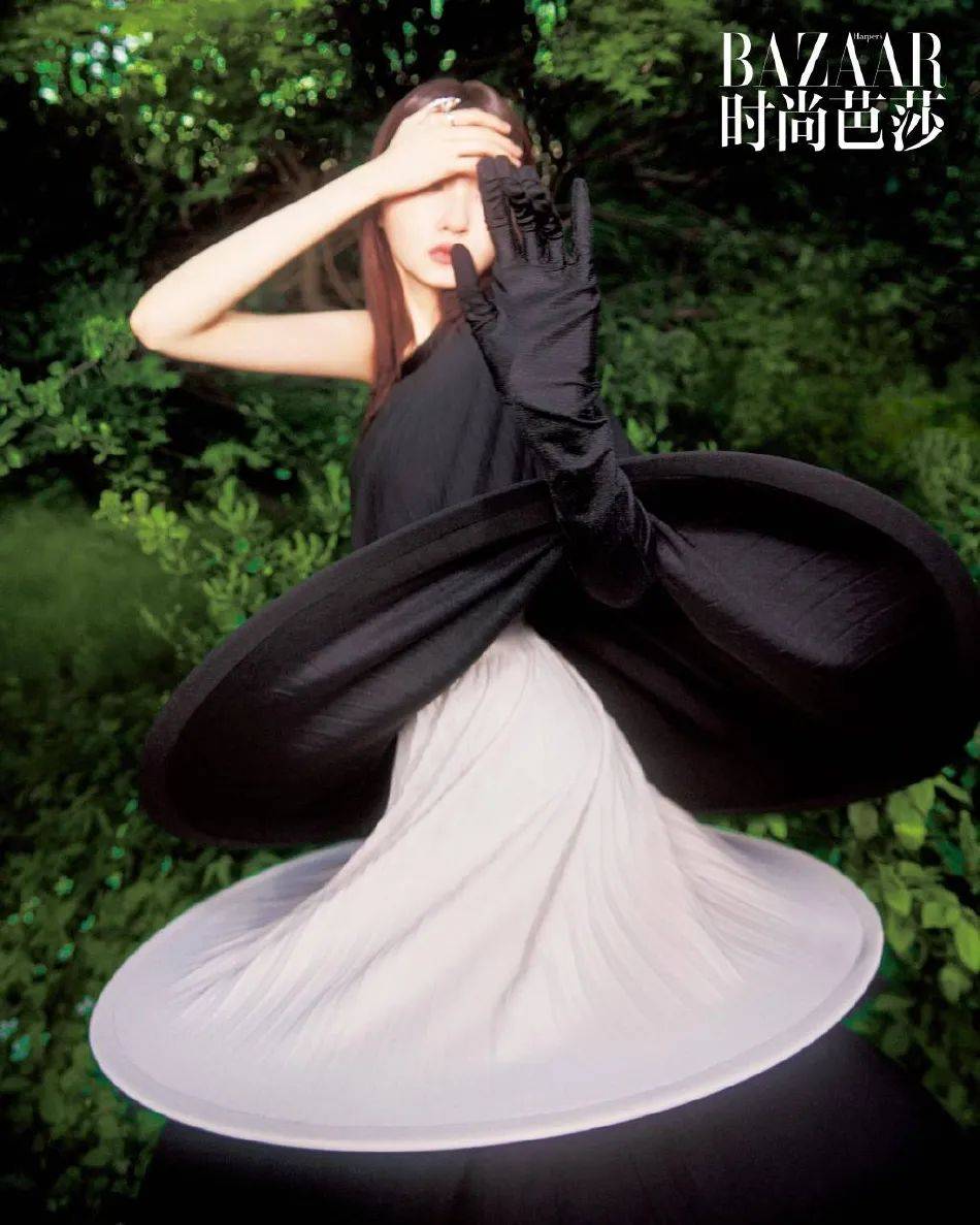 关晓彤写真大秀娇嫩香肩！一袭黑色吊带美艳绝伦