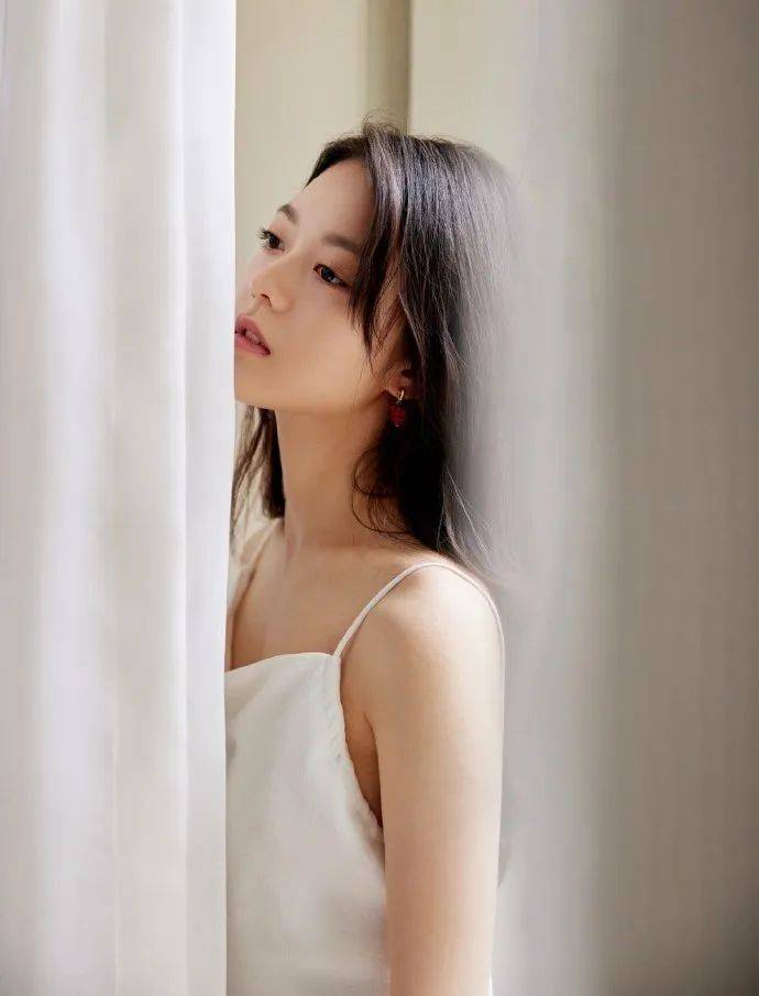 赵今麦穿白色吊带长裙大秀香肩!演绎少女文艺浪漫