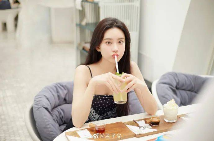 孟子义晒春日写真大秀白皙香肩！性感美艳魅力难挡