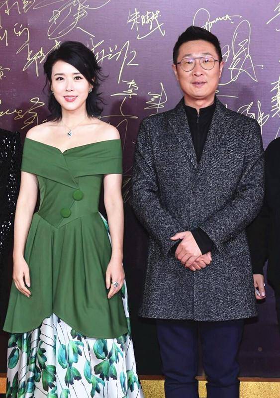 颜丹晨当妈后更有气质,穿花衬衫连衣裙优雅又贵气