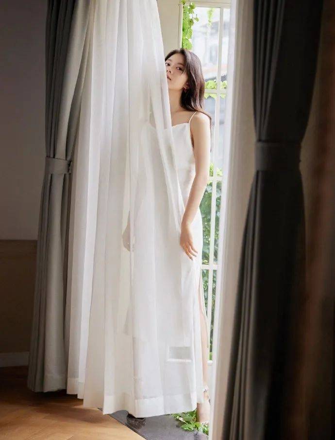 赵今麦穿白色吊带长裙大秀香肩!演绎少女文艺浪漫