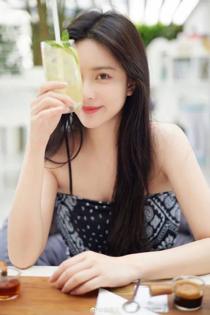 孟子义晒春日写真大秀白皙香肩！性感美艳魅力难挡