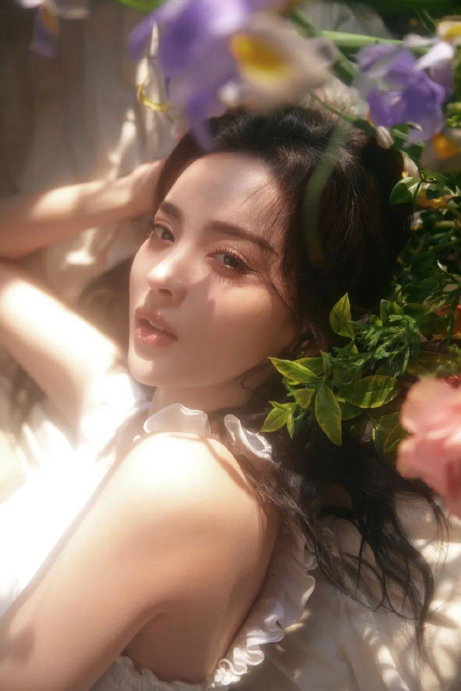 娜扎身穿白裙花丛中笑颜超靓!冰肌玉骨太性感美艳