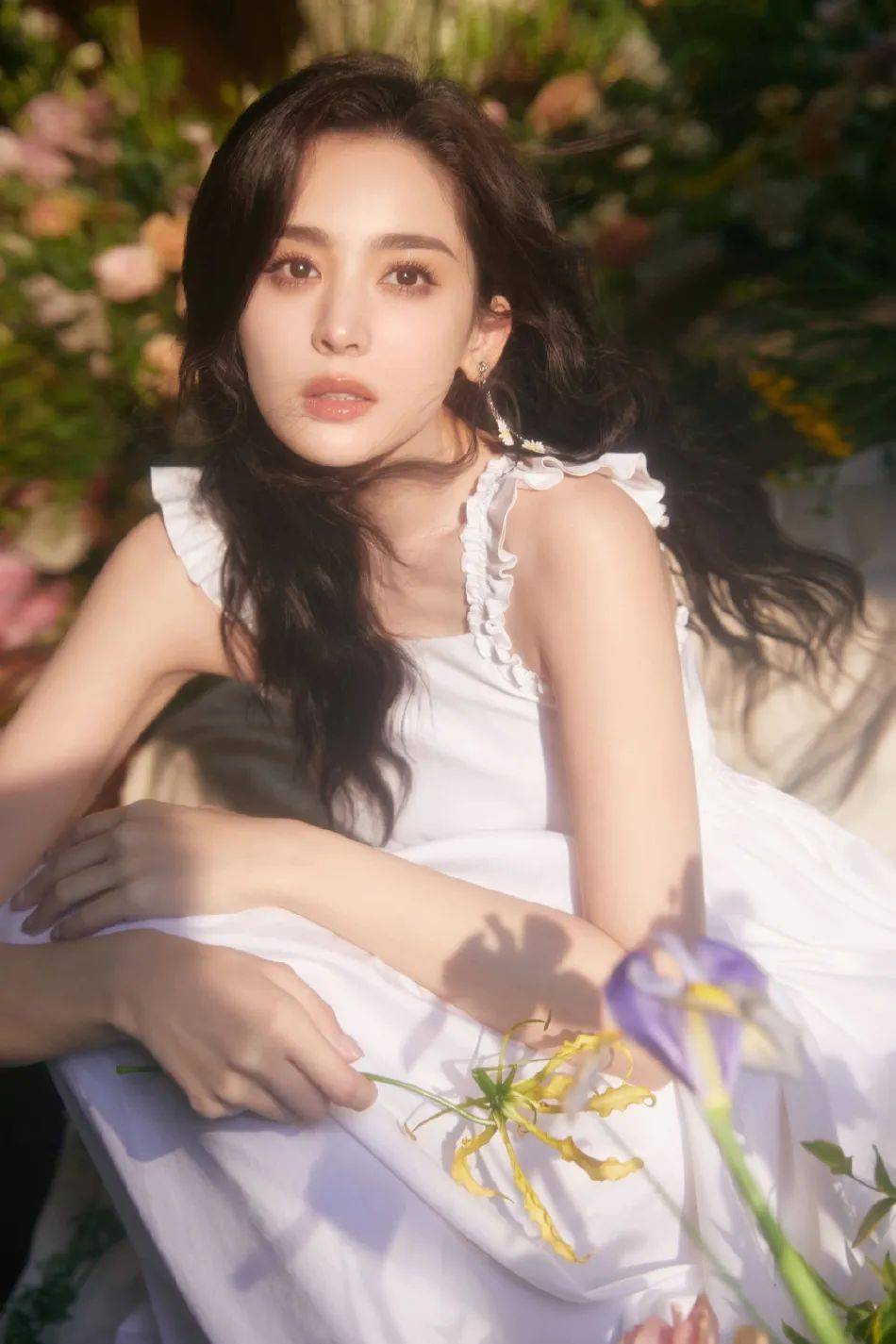 娜扎身穿白裙花丛中笑颜超靓!冰肌玉骨太性感美艳
