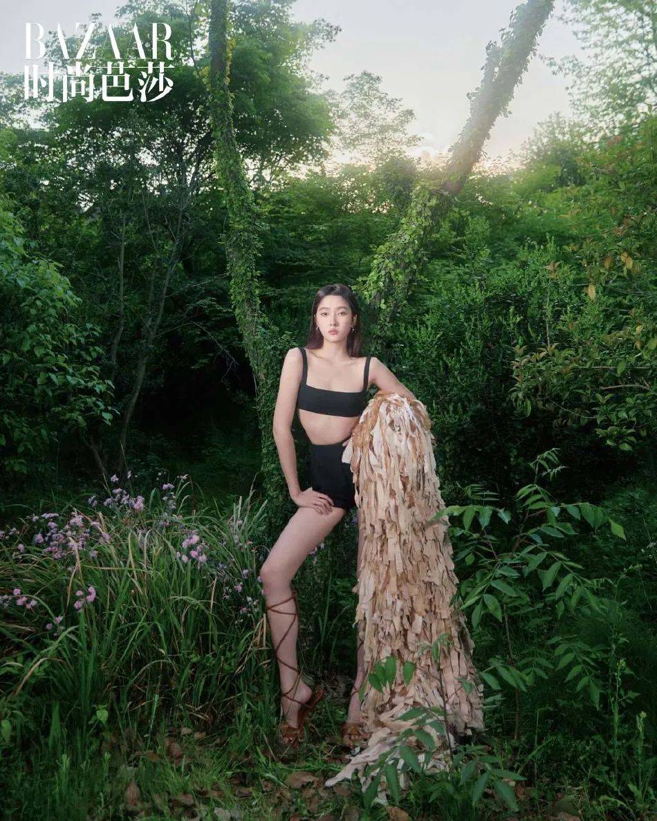 关晓彤写真大秀娇嫩香肩！一袭黑色吊带美艳绝伦