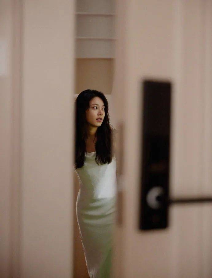 赵今麦穿白色吊带长裙大秀香肩!演绎少女文艺浪漫