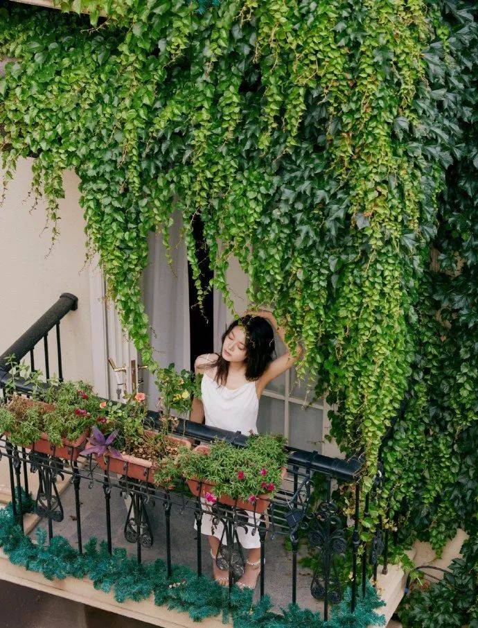 赵今麦穿白色吊带长裙大秀香肩!演绎少女文艺浪漫