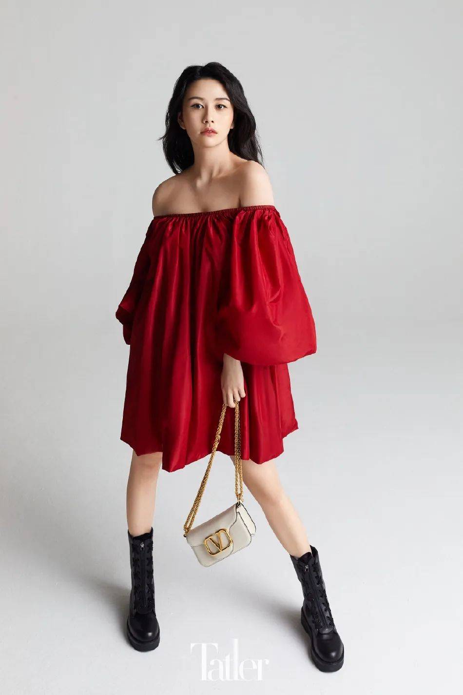 邱淑贞女儿沈月红衣写真!肤白貌美大长腿太性感火辣