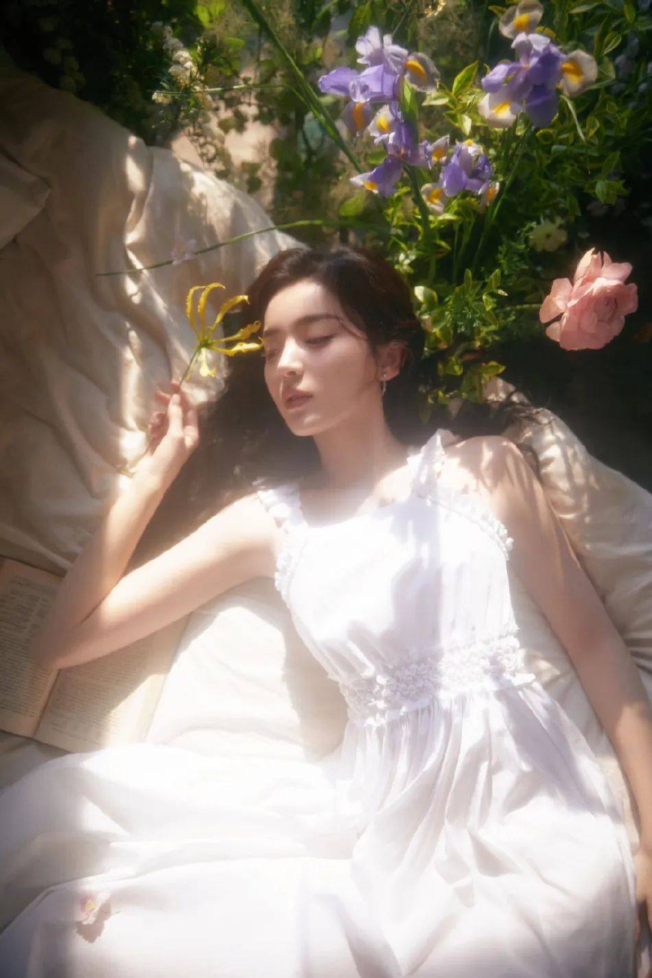 娜扎身穿白裙花丛中笑颜超靓!冰肌玉骨太性感美艳
