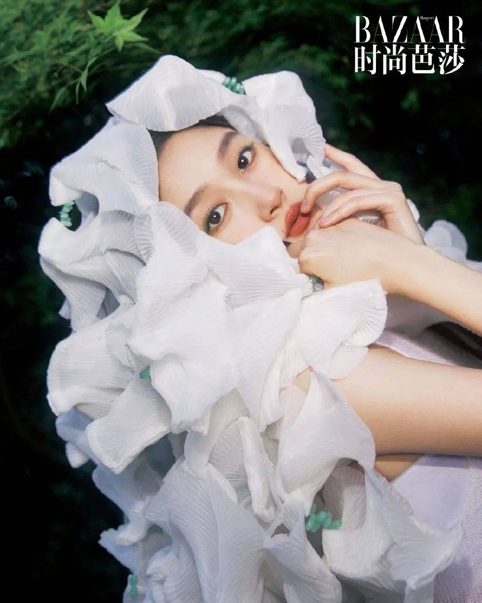 关晓彤写真大秀娇嫩香肩！一袭黑色吊带美艳绝伦