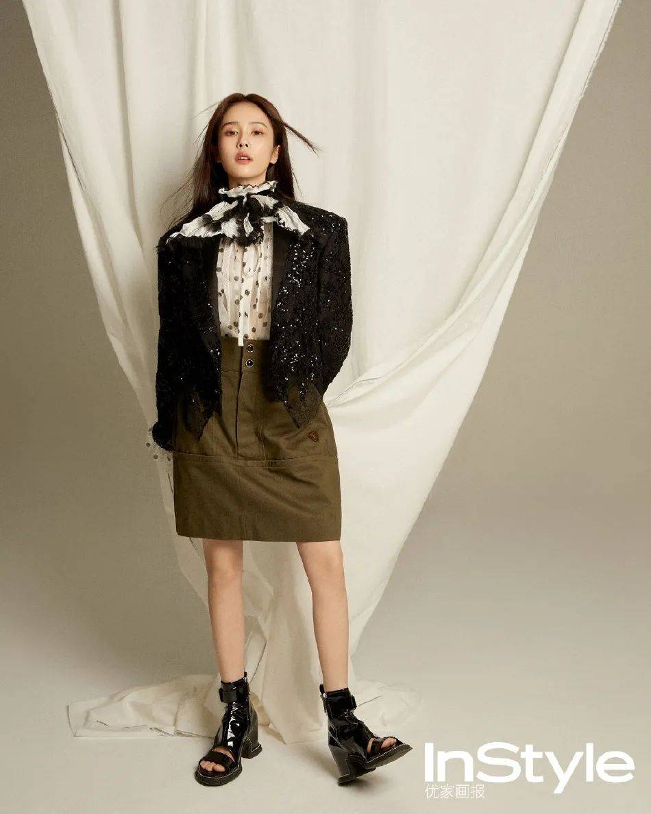 白鹿穿印花吊带衣裳大秀白嫩美腿！俏脸清丽又脱俗