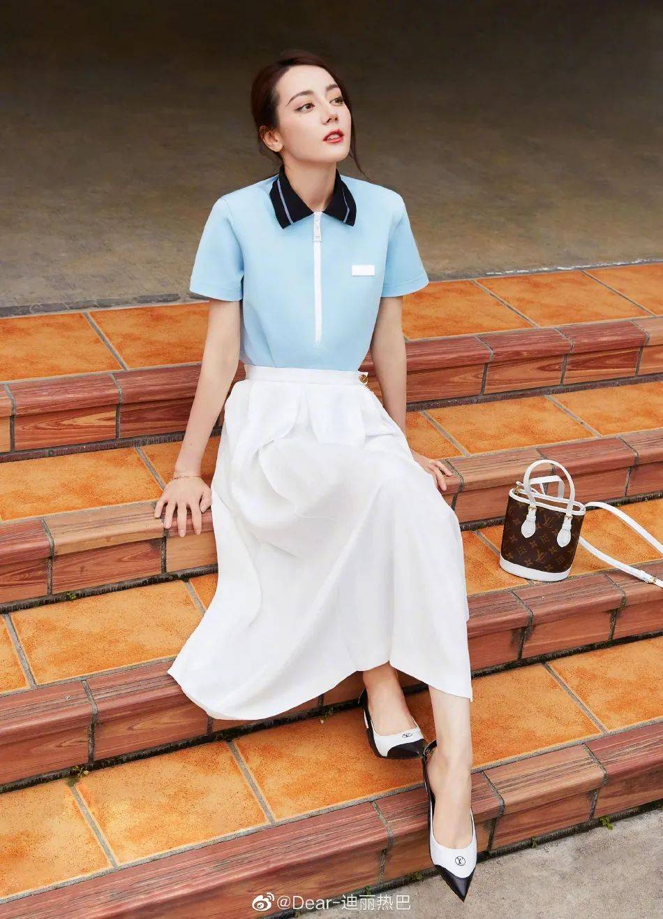 迪丽热巴穿长裙优雅靓丽！高扎马尾秒变温柔学姐