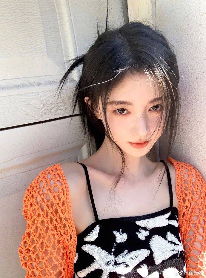 鞠婧祎穿黑色V领上衣超甜美！乌黑长发美艳动人