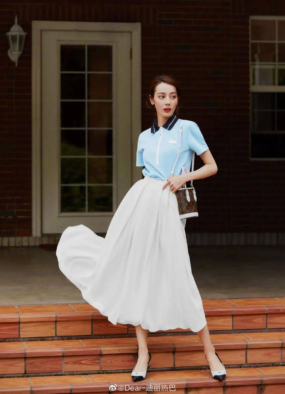 迪丽热巴穿长裙优雅靓丽！高扎马尾秒变温柔学姐