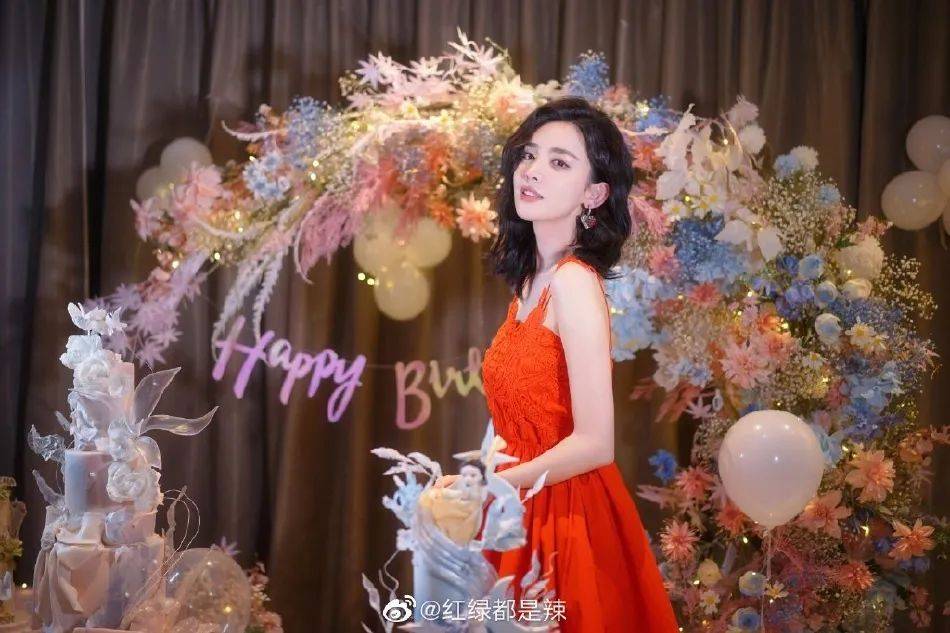 娜扎身穿红裙大秀香肩大美腿腿!冰肌玉骨太性感美艳