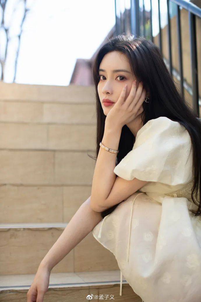 孟子义晒春日写真大秀白皙香肩！性感美艳魅力难挡