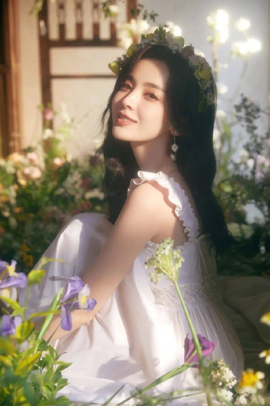 娜扎身穿白裙花丛中笑颜超靓!冰肌玉骨太性感美艳