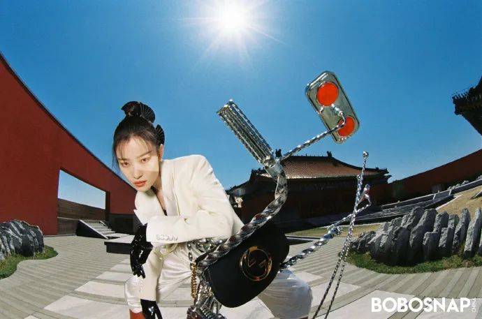 倪妮古典运动写真大秀大长腿!魔鬼身材性感冷艳