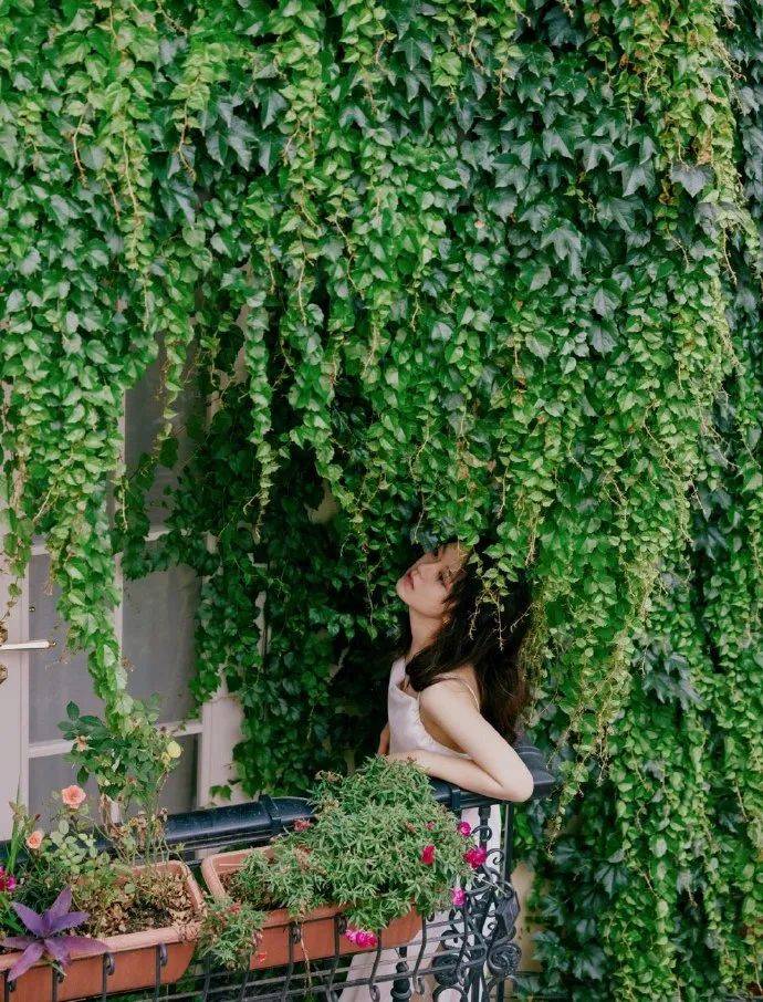 赵今麦穿白色吊带长裙大秀香肩!演绎少女文艺浪漫