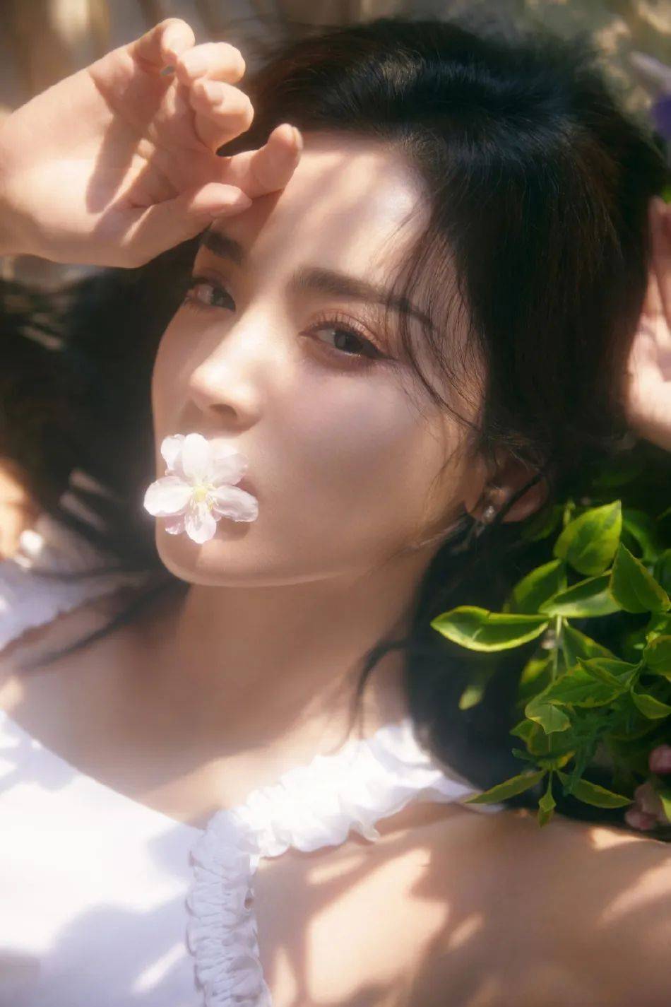 娜扎身穿白裙花丛中笑颜超靓!冰肌玉骨太性感美艳