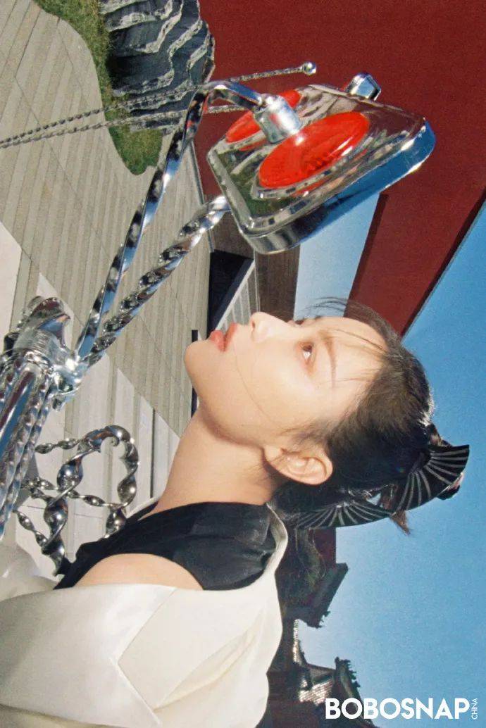 倪妮古典运动写真大秀大长腿!魔鬼身材性感冷艳