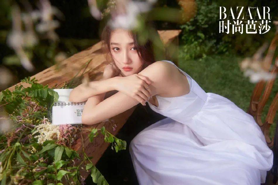 关晓彤写真大秀娇嫩香肩！一袭黑色吊带美艳绝伦