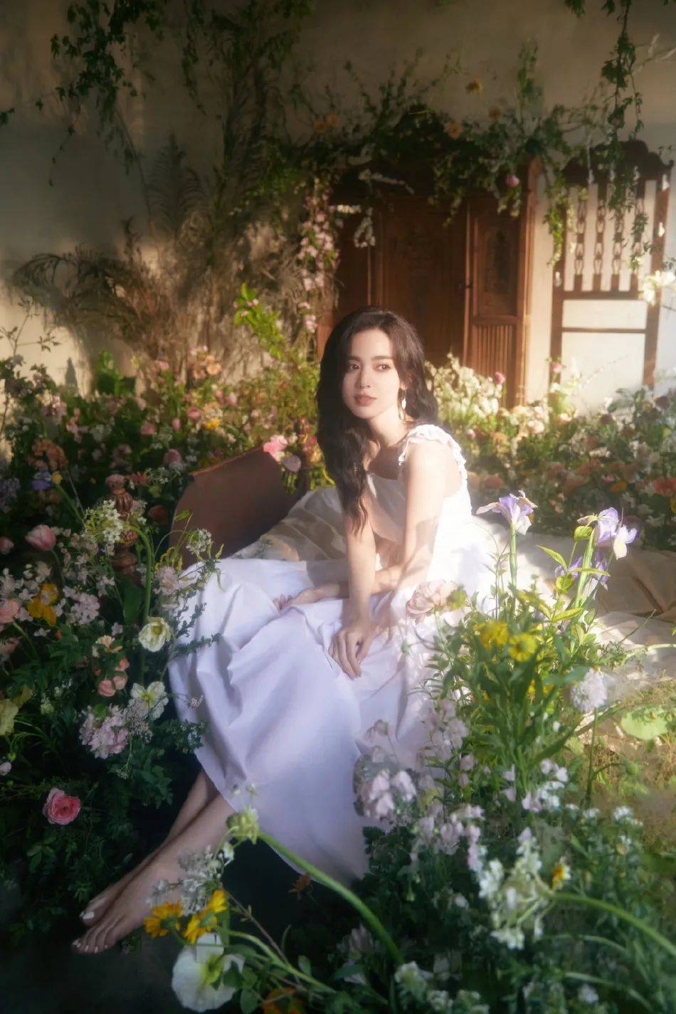 娜扎身穿白裙花丛中笑颜超靓!冰肌玉骨太性感美艳