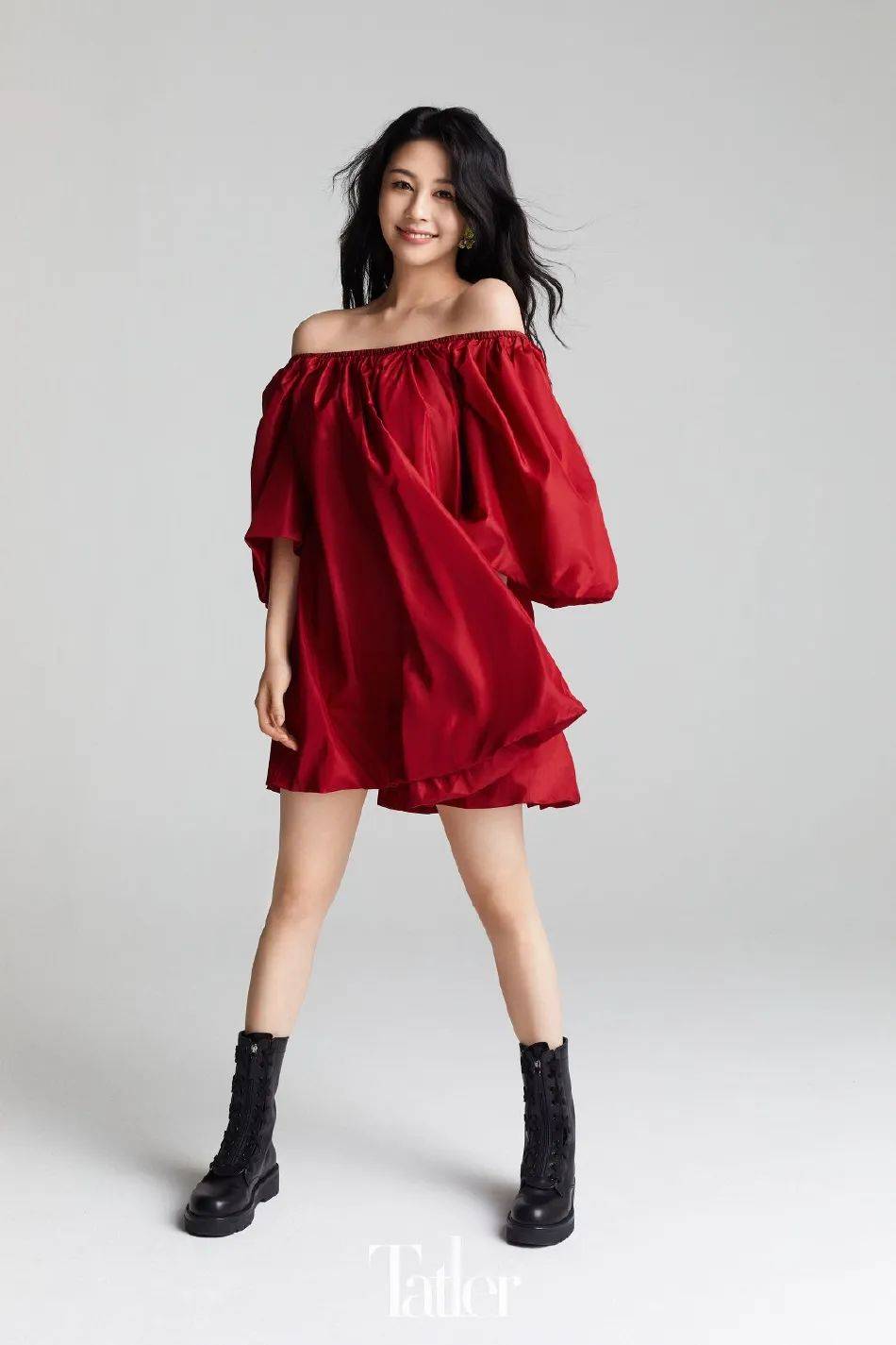 邱淑贞女儿沈月红衣写真!肤白貌美大长腿太性感火辣