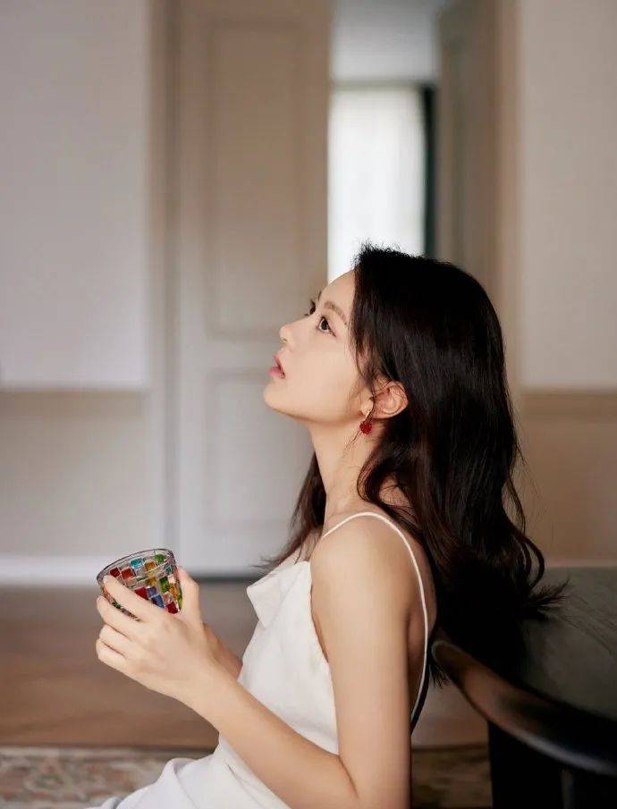 赵今麦穿白色吊带长裙大秀香肩!演绎少女文艺浪漫