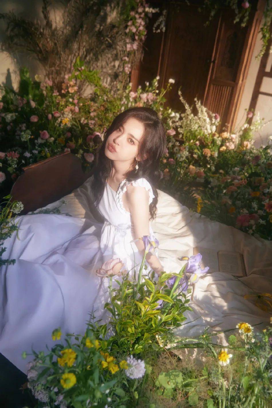 娜扎身穿白裙花丛中笑颜超靓!冰肌玉骨太性感美艳