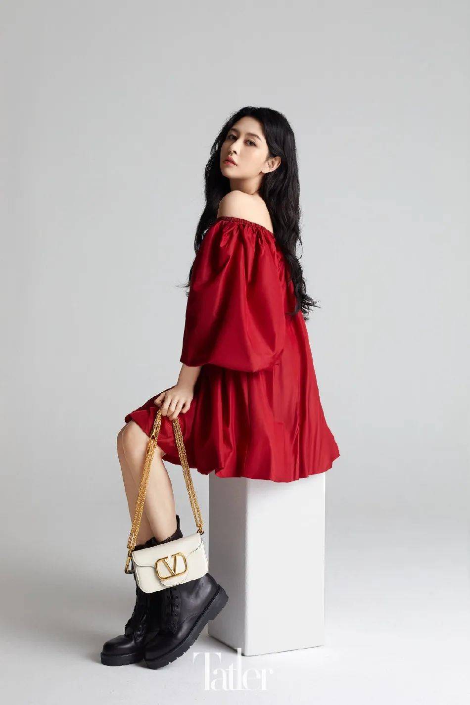 邱淑贞女儿沈月红衣写真!肤白貌美大长腿太性感火辣