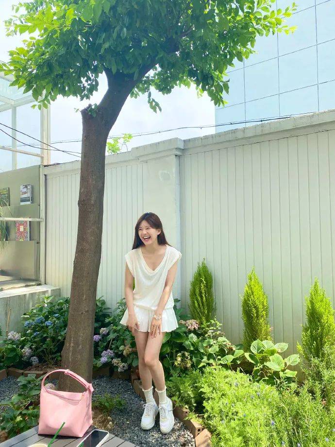 赵露思夏日自拍清爽靓丽!白皙大美腿性感撩人