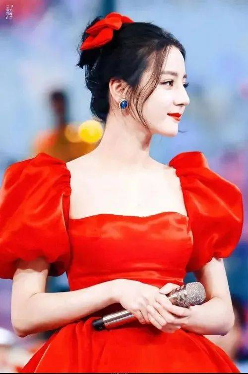 迪丽热巴穿长裙优雅靓丽！高扎马尾秒变温柔学姐