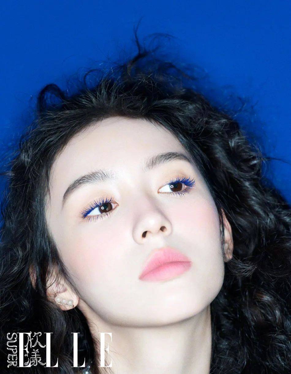 周也穿白色吊带裙大秀香肩美腿！俏皮可爱性感迷人