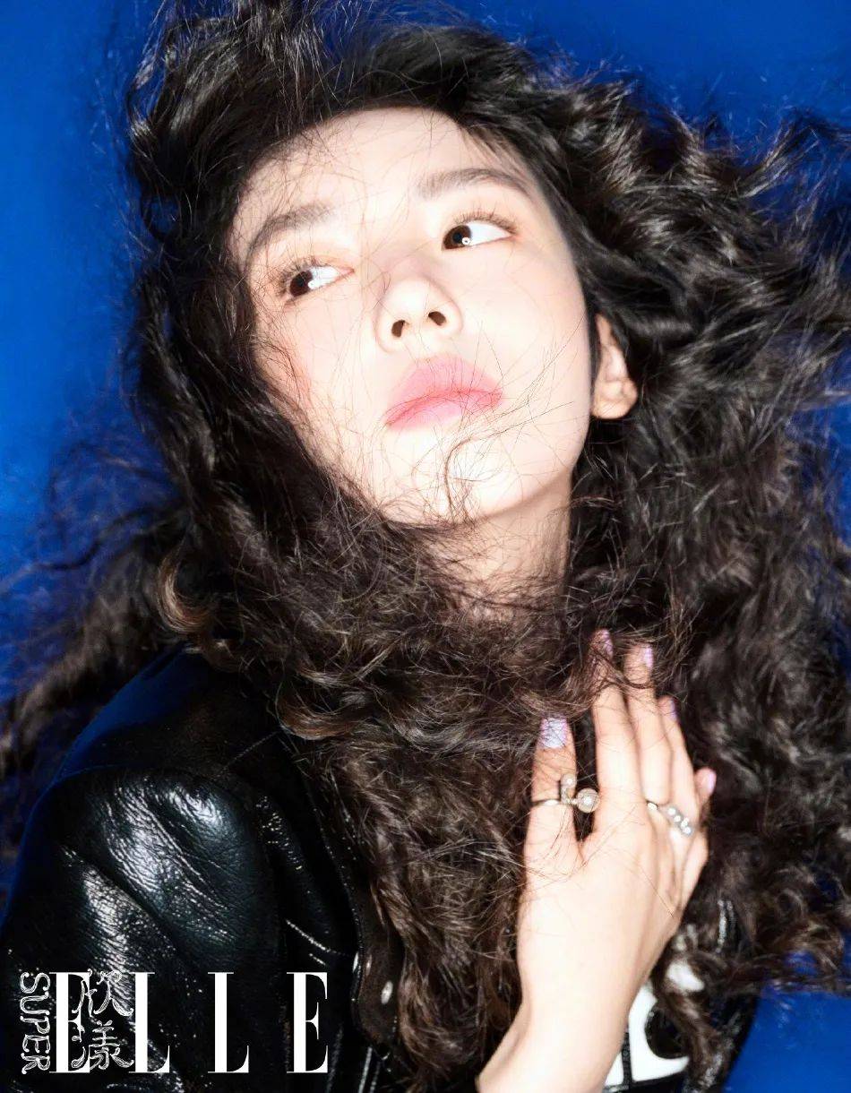 周也穿白色吊带裙大秀香肩美腿！俏皮可爱性感迷人