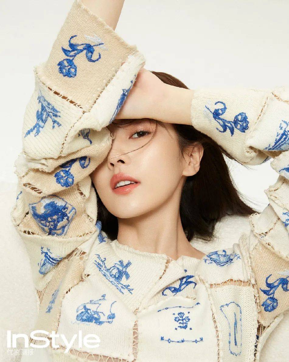 白鹿穿印花吊带衣裳大秀白嫩美腿！俏脸清丽又脱俗