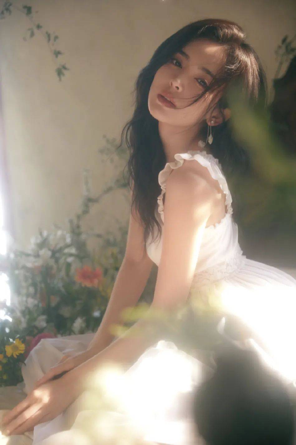 娜扎身穿白裙花丛中笑颜超靓!冰肌玉骨太性感美艳