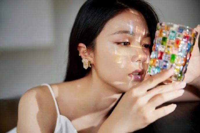 赵今麦穿白色吊带长裙大秀香肩!演绎少女文艺浪漫