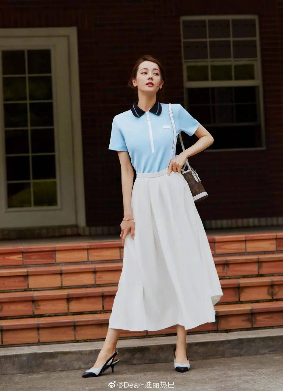 迪丽热巴穿长裙优雅靓丽！高扎马尾秒变温柔学姐